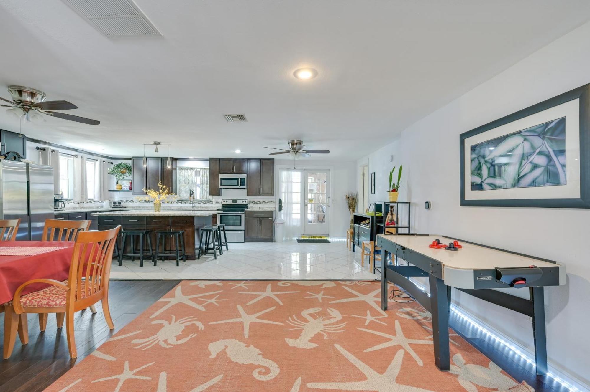 Spacious About 5 Mi To Beaches Tampa