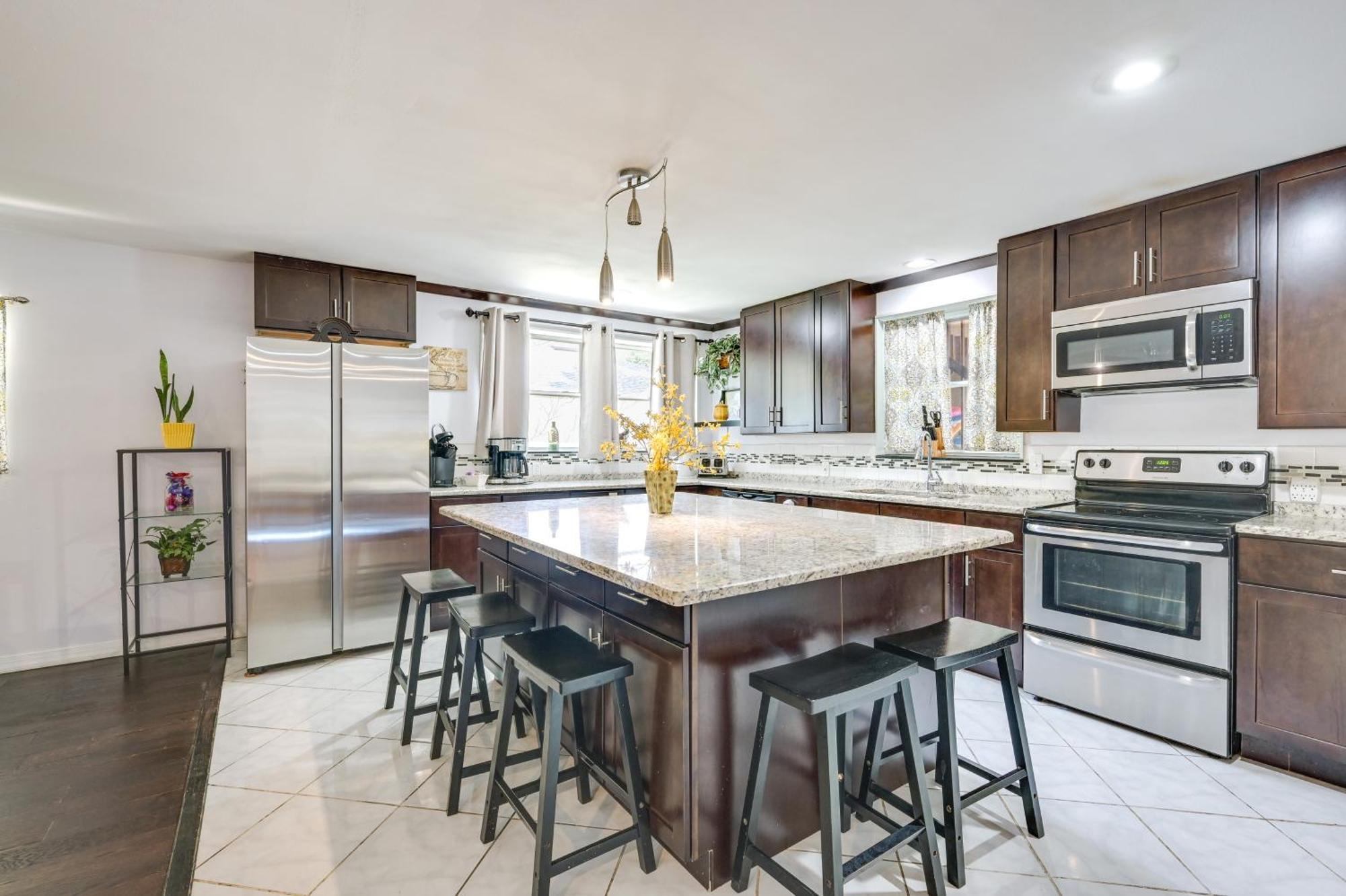 Spacious About 5 Mi To Beaches *