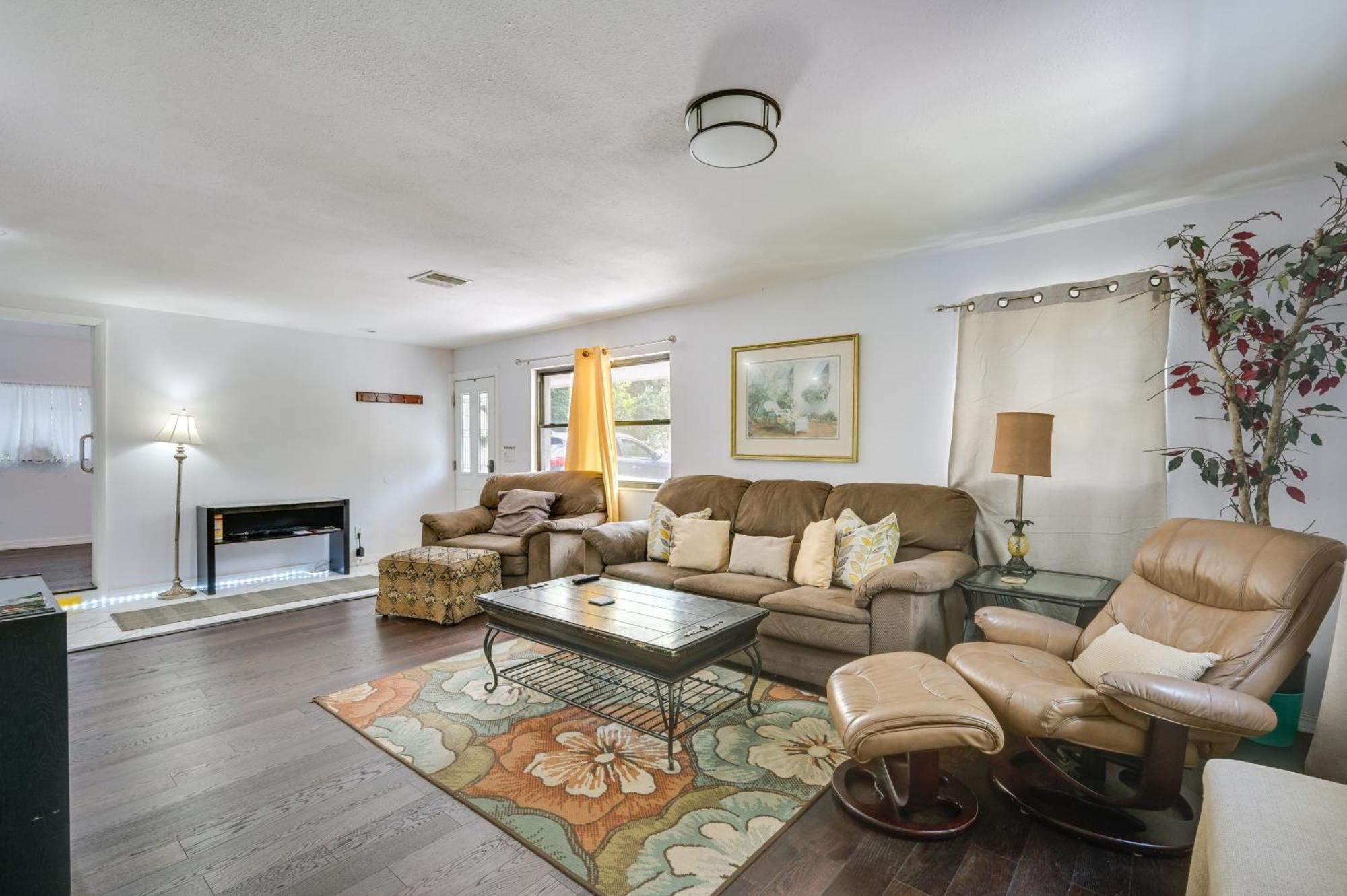 Spacious About 5 Mi To Beaches